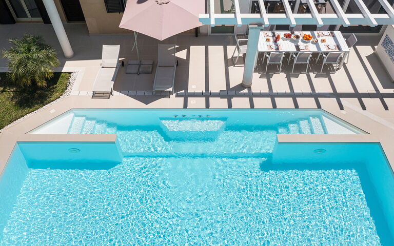 Villa Giutitta: bassin, Extérieurs