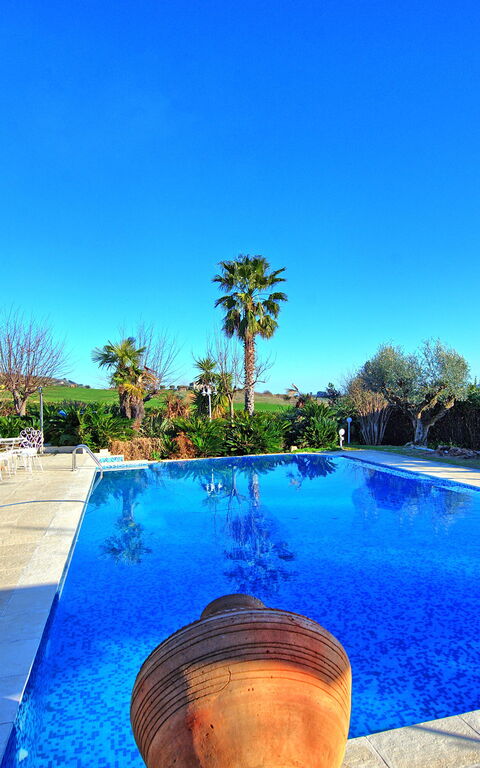 Villa Vittoria: bassin, Extérieur