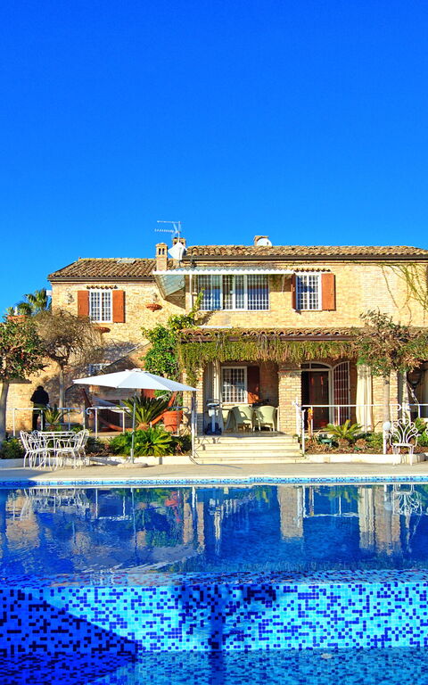 Villa Vittoria: bassin, Extérieur