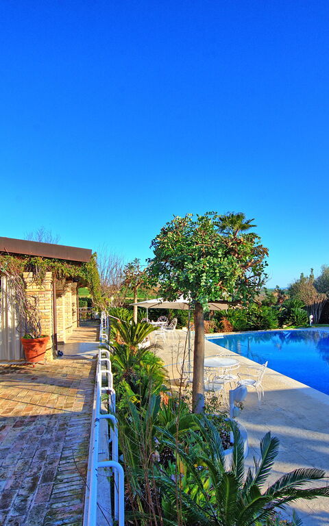 Villa Vittoria: bassin, Extérieur