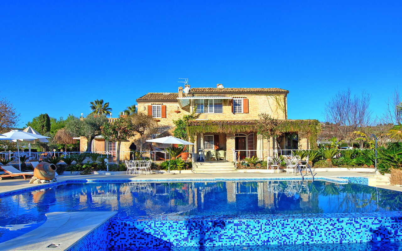 Villa Vittoria: bassin, Extérieur