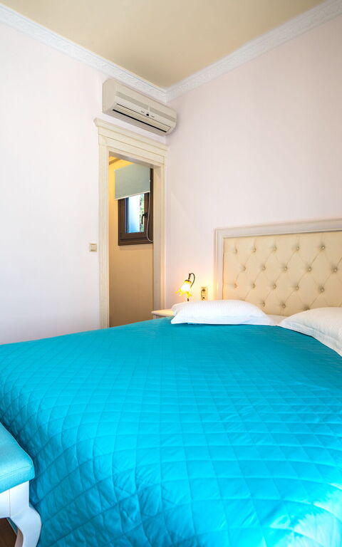 Iro Royal Villa: chambre à coucher