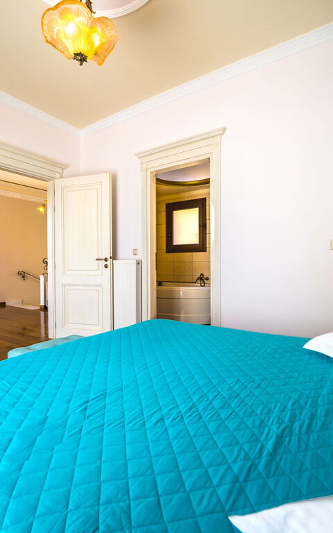 Iro Royal Villa: chambre à coucher