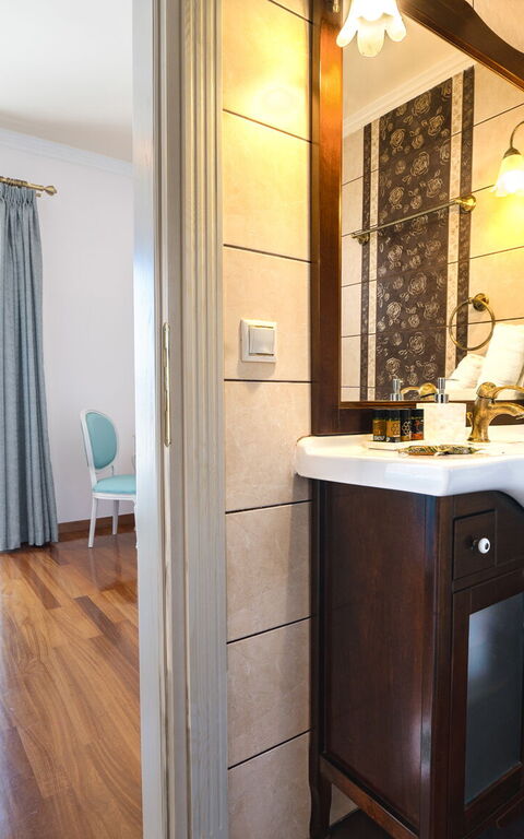 Iro Royal Villa: chambre à coucher, Salle de bain