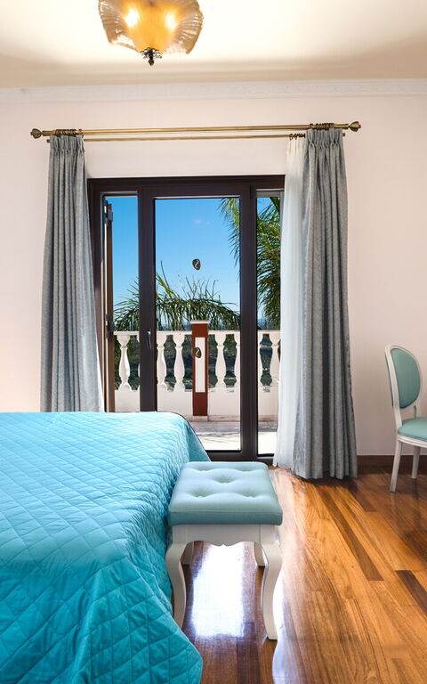 Iro Royal Villa: chambre à coucher