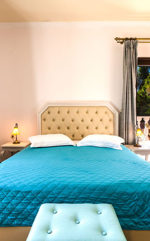 Iro Royal Villa: chambre à coucher