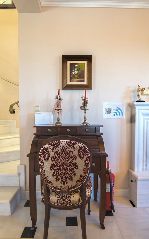 Iro Royal Villa: Salon