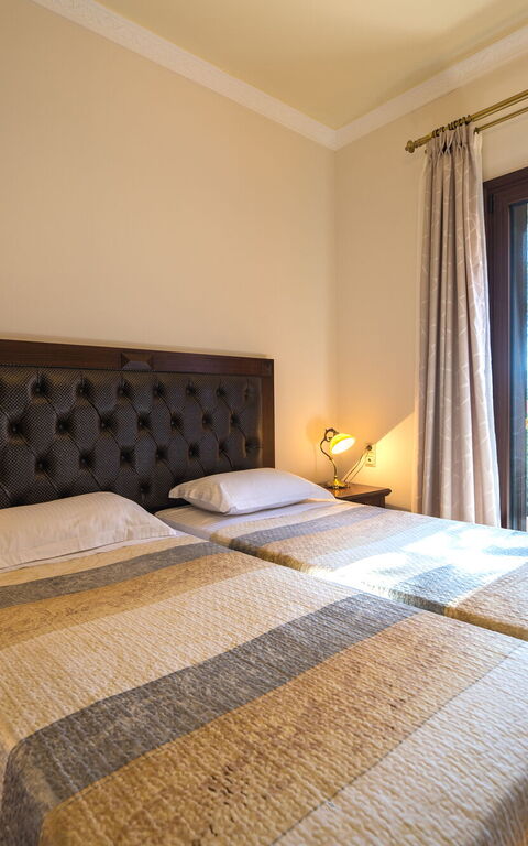 Iro Royal Villa: chambre à coucher