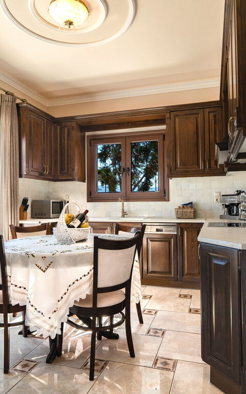 Iro Royal Villa: Cuisine