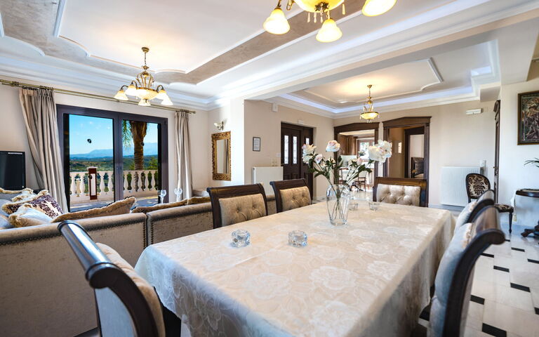 Iro Royal Villa: Salle à manger, Salon