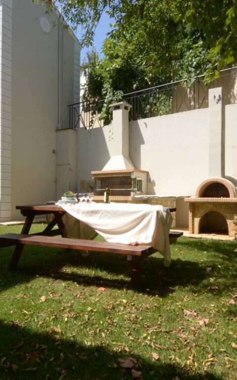 Villa Angie: Extérieur, Extérieurs