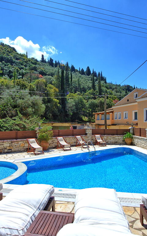 Villa Angie: bassin, Extérieur