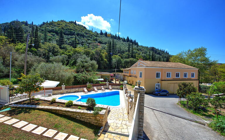 Villa Angie: bassin, Extérieur