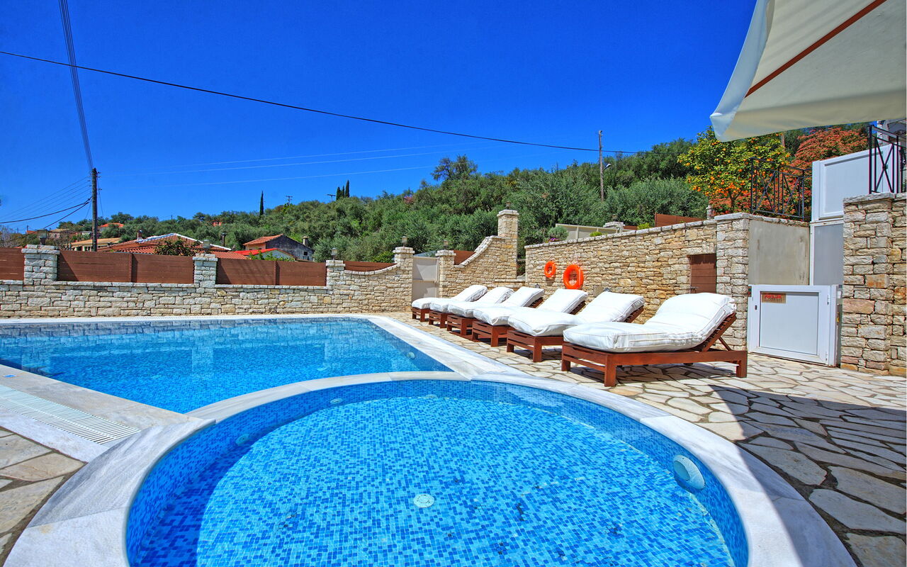 Villa Angie: bassin, Extérieur