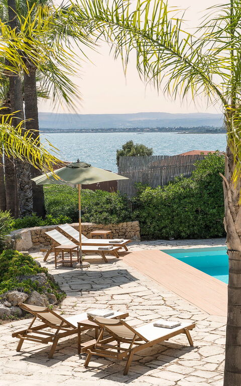 Villa Madda: bassin, Extérieur