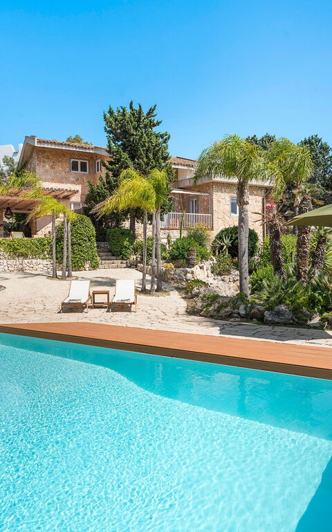 Villa Madda: bassin, Extérieur