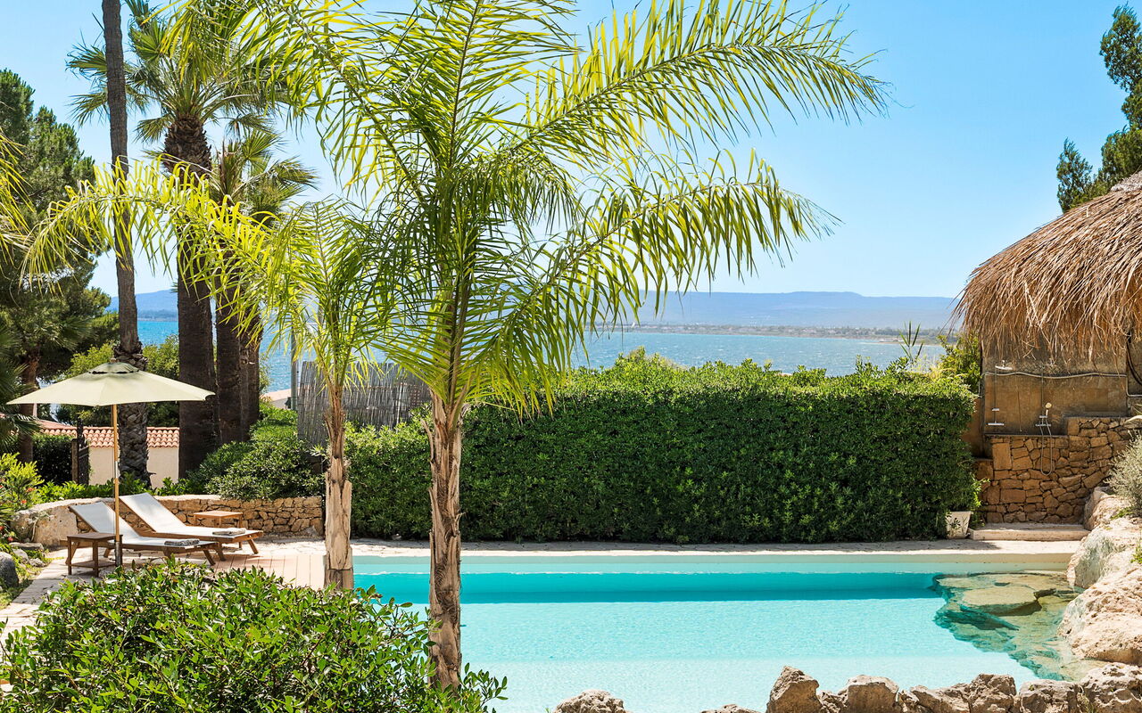 Villa Madda: bassin, Extérieur