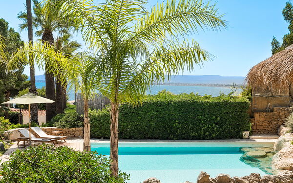 Villa Madda: bassin, Extérieur