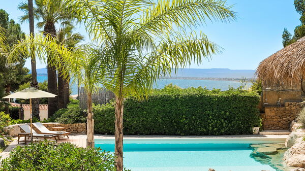 Villa Madda: bassin, Extérieur