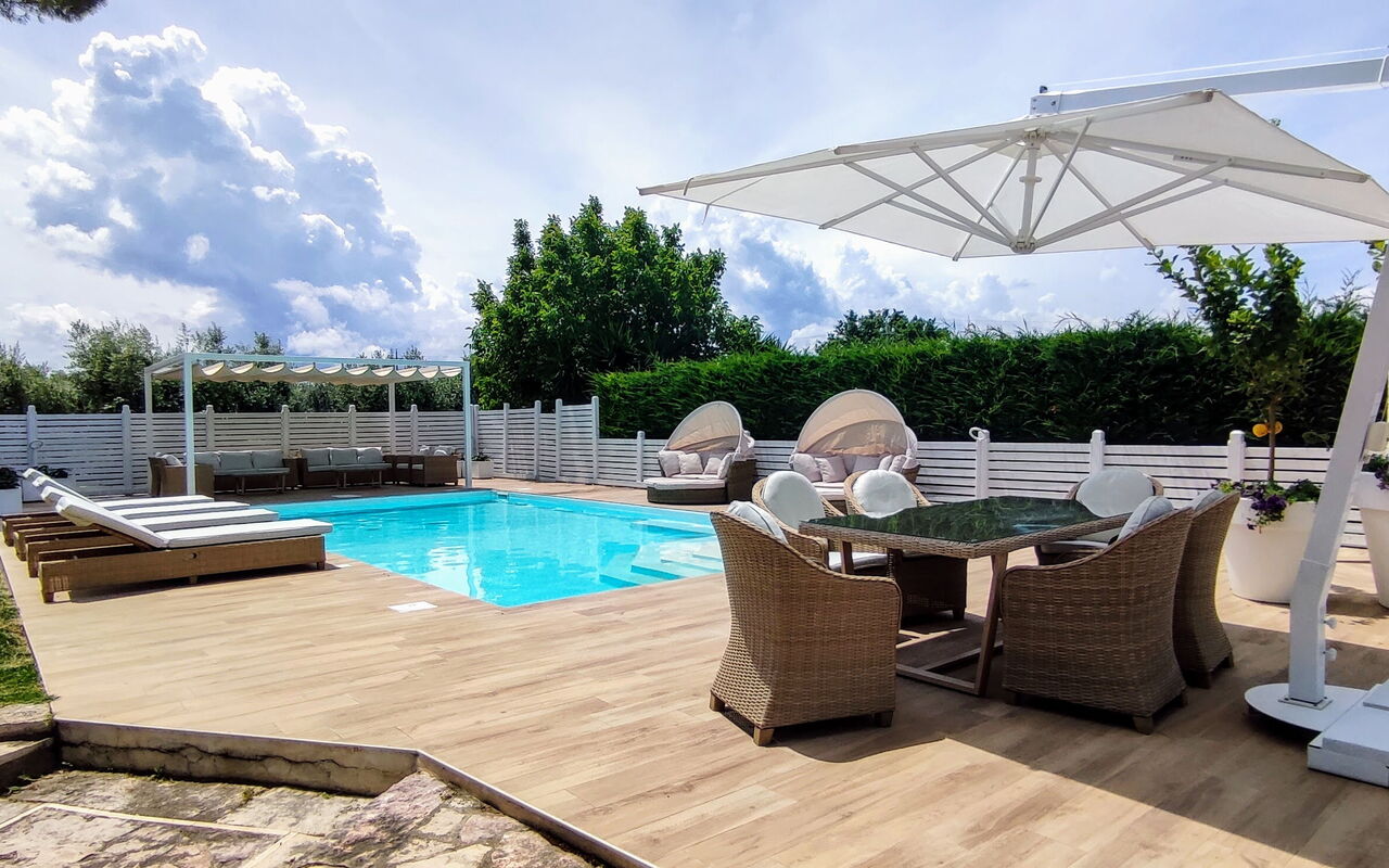 Villa Tagliaferri: bassin, Été