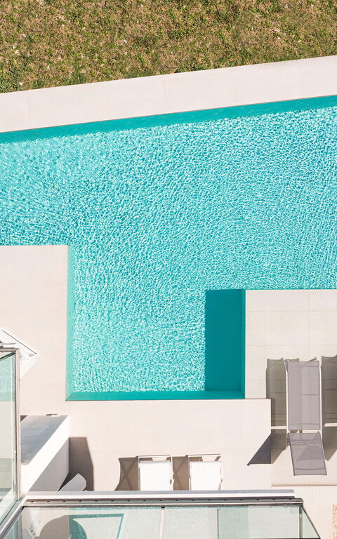 Bedda Matri: bassin, Extérieur, Extérieurs