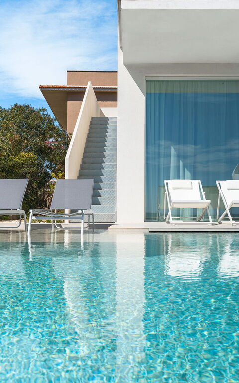 Bedda Matri: bassin, Extérieur, Extérieurs