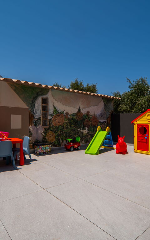 John Residence: Activités, Extérieur