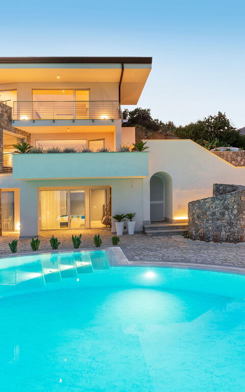 Baya Bella: bassin, Extérieur, Extérieurs