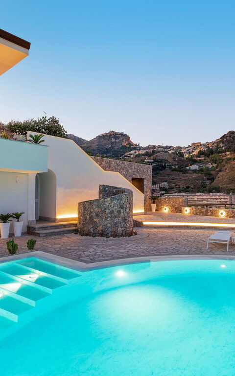 Baya Bella: bassin, Extérieur, Extérieurs