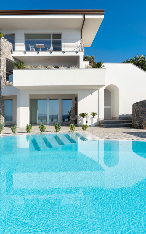 Baya Bella: bassin, Extérieur, Extérieurs