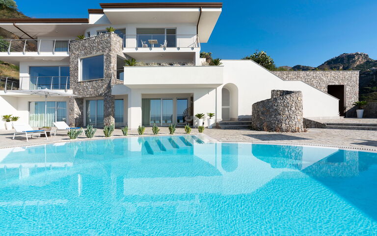 Baya Bella: bassin, Extérieur, Extérieurs