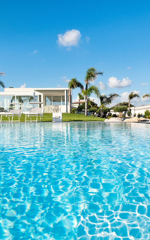 Diantha: bassin, Extérieur, Extérieurs