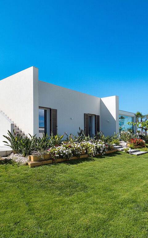 Diantha: Extérieur, Extérieurs, Jardin