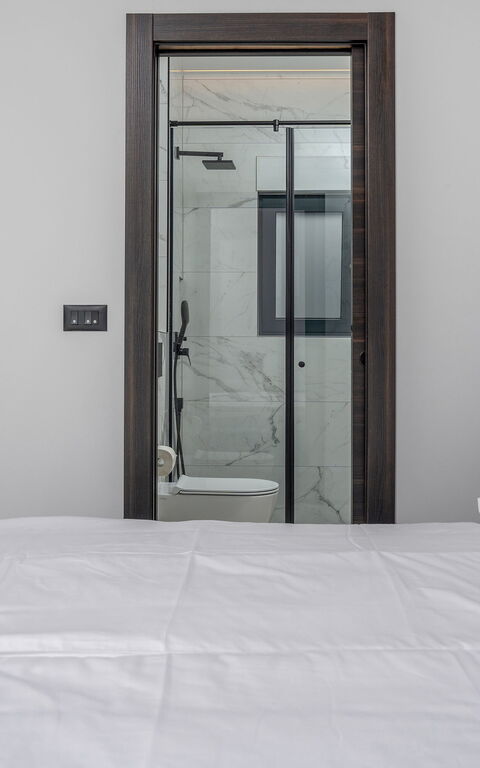 Villa Loma: chambre à coucher, Salle de bain