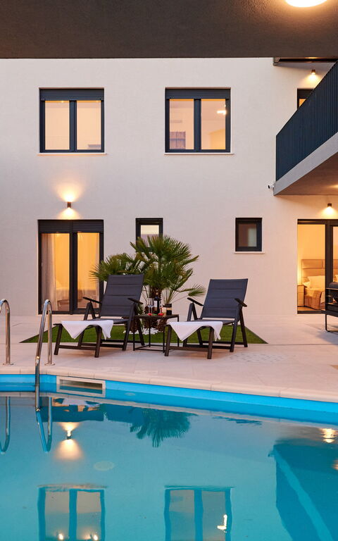 Villa Stella: bassin, Extérieur