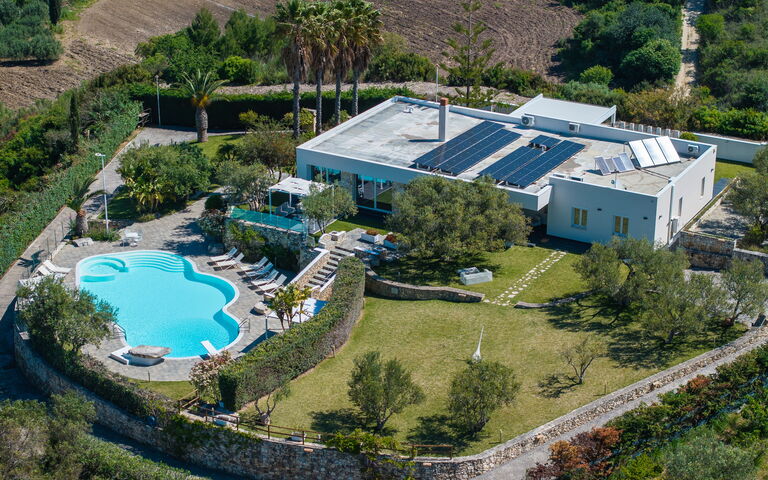 Villa Demetra: bassin, Jardin