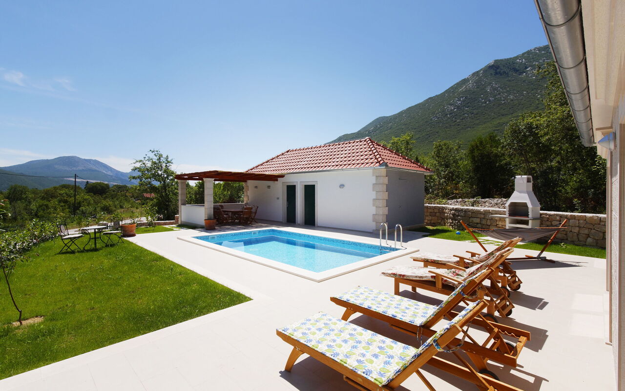 Villa Zupa: Balcon / Terrasse / Patio, bassin, Extérieur, Jardin