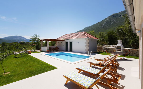 Villa Zupa: Balcon / Terrasse / Patio, bassin, Extérieur, Jardin