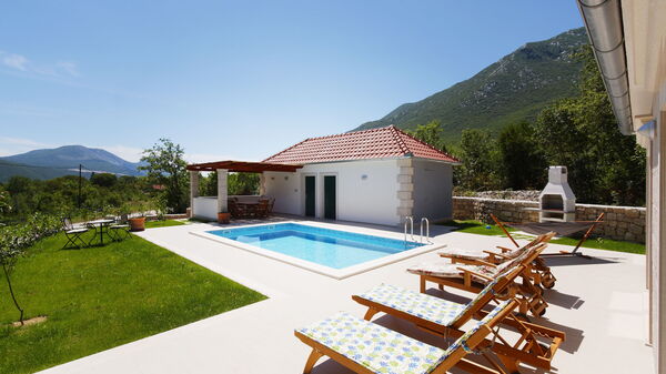 Villa Zupa: Balcon / Terrasse / Patio, bassin, Extérieur, Jardin