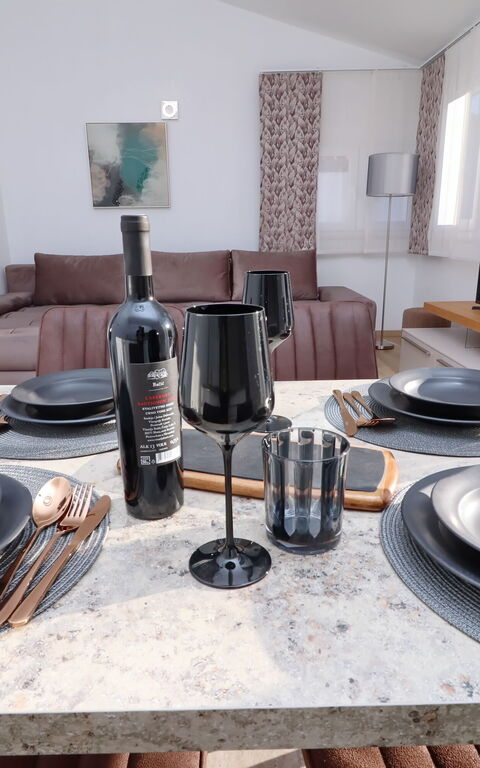 Villa Emerald: Salle à manger, Salon