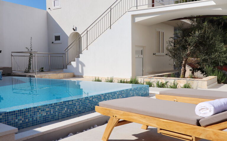 Villa Emerald: bassin, Extérieurs