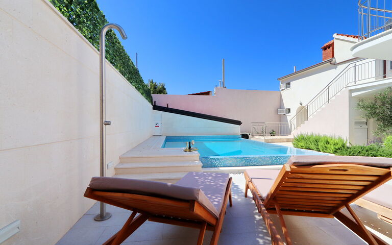 Villa Emerald: bassin, Extérieurs