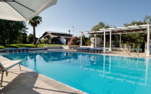 Villa Antici: bassin, Extérieur, Extérieurs