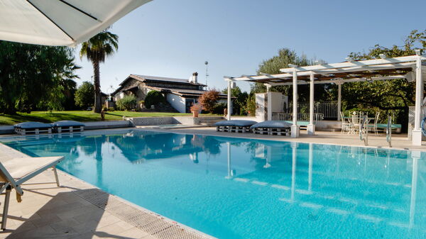 Villa Antici: bassin, Extérieur, Extérieurs