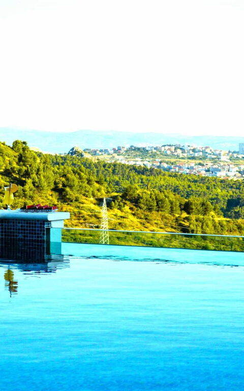 Villa Nikta: bassin, Ville