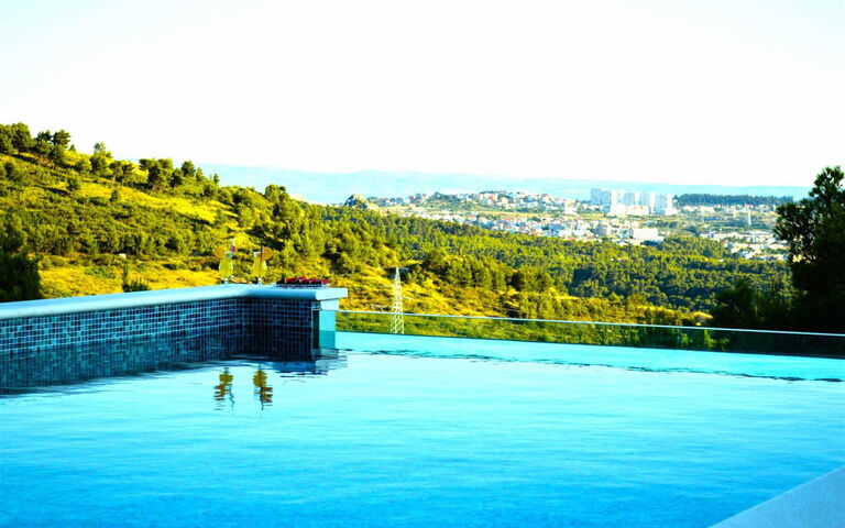 Villa Nikta: bassin, Ville