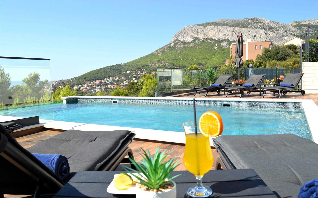 Villa Nikta: Balcon / Terrasse / Patio, bassin, Extérieur, Ville