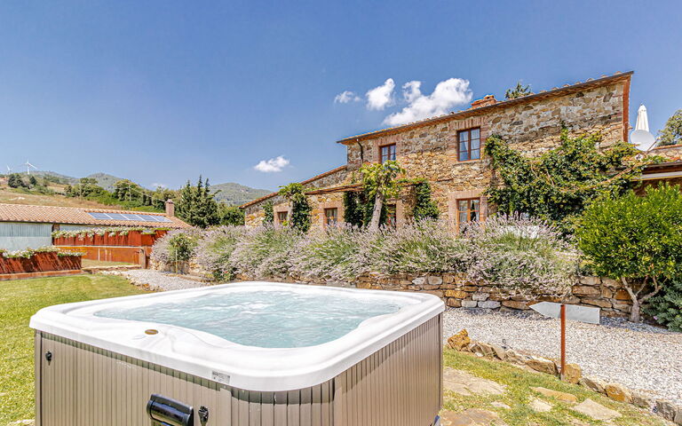 Chateau La Siroque: Extérieur, Extérieurs, jacuzzi, Jardin