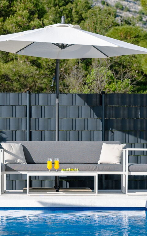 Orvas Villa 82: bassin, Extérieur