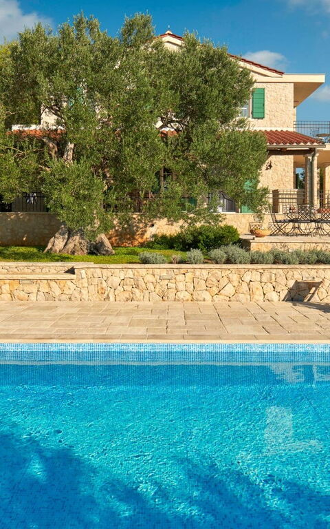 Orvas Villa 189: bassin, Extérieurs